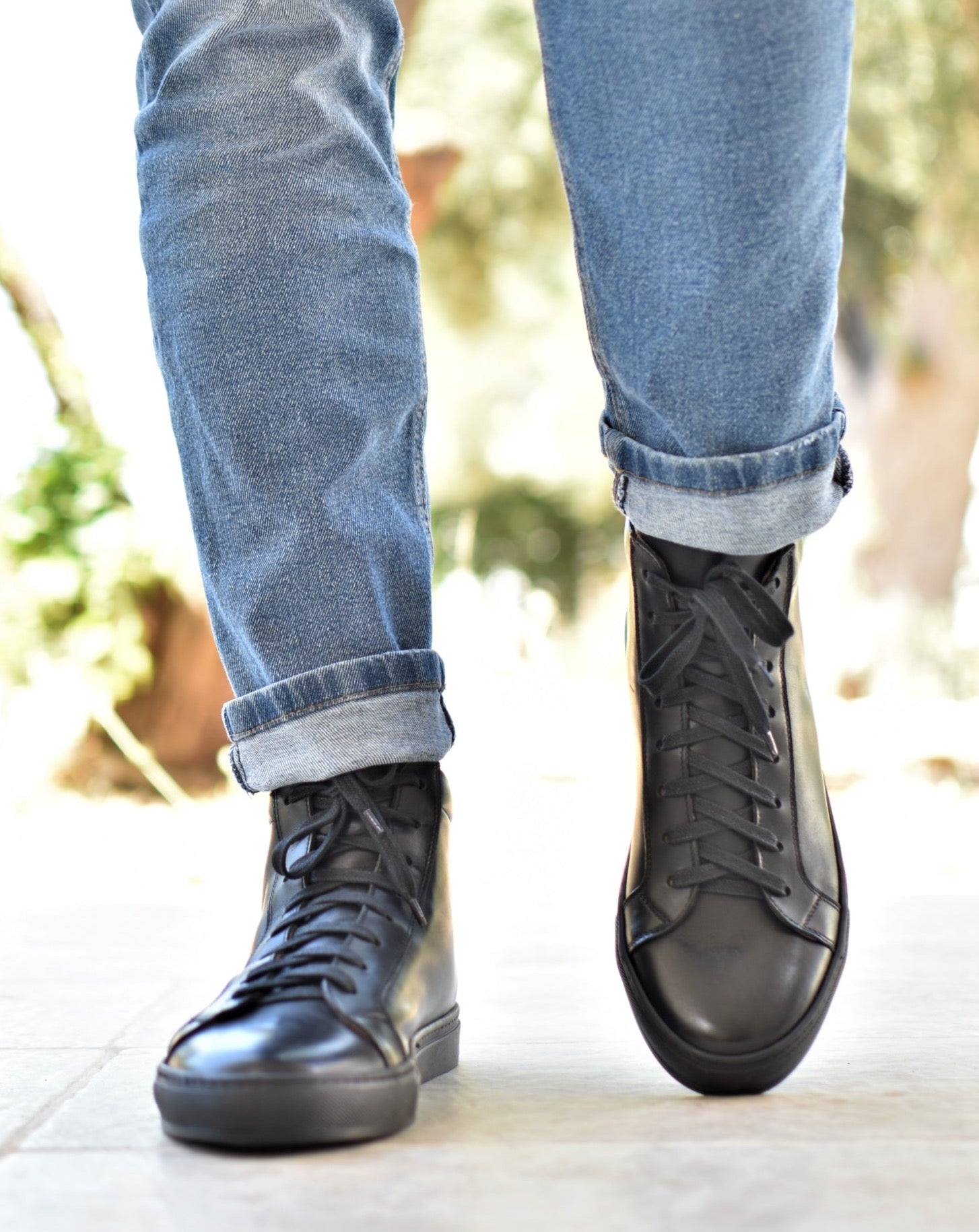 Sneakers uomo alte in pelle nera e suola nera - Ofanto