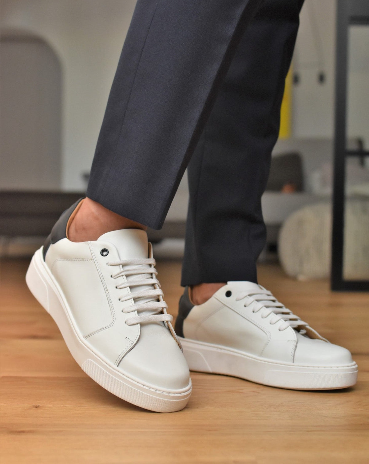 Sneakers uomo in pelle bianca e blu e suola bianca Ofanto