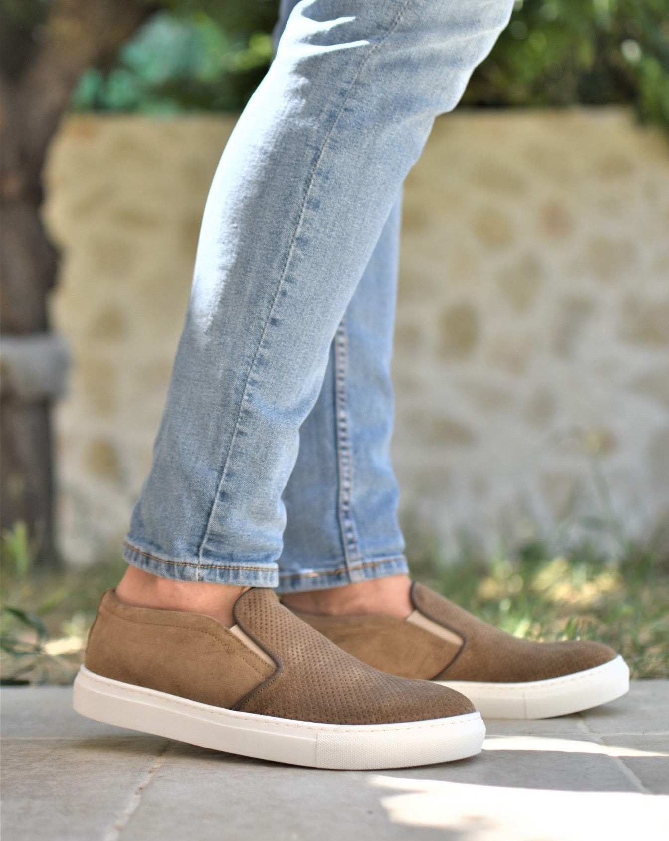 Mocassino slip on uomo in camoscio tortora e suola bianca Ofanto Ofanto Italy